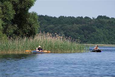 1. 7. 2010. Mecklenburg-Vorpommern. Feldberger Seenlandschaft. Carwitz. Carwitzer See. Boote. Wasserwandern. Ruderboote. Faltboote. Paddeln.